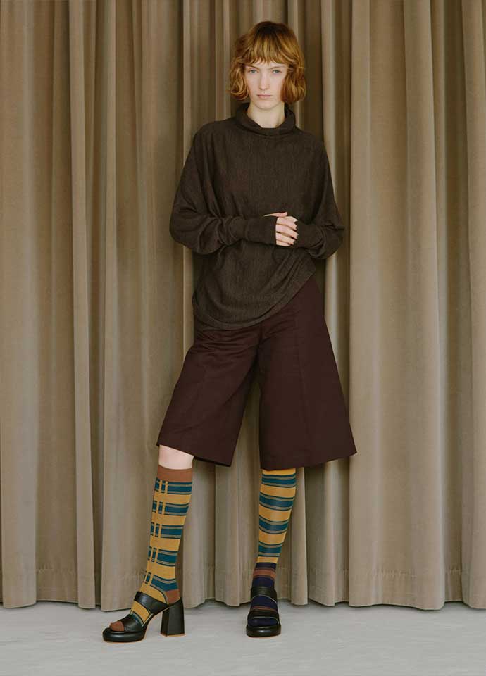 棕藍格條不對稱拼接設計長襪